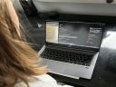 Persoon die een wifi wachtwoord verandert op een laptop