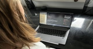 Persoon die een wifi wachtwoord verandert op een laptop